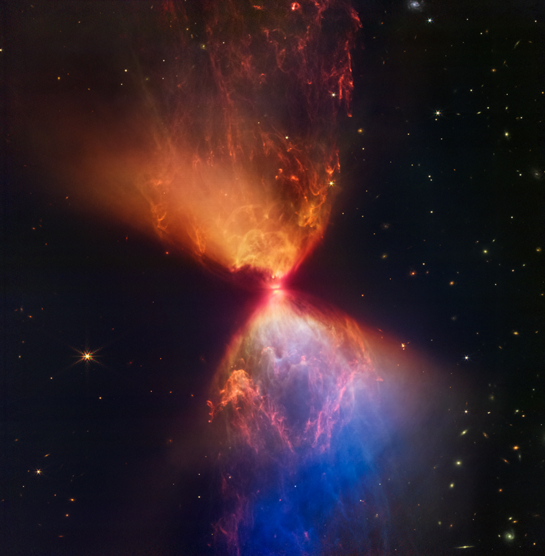Окружающее молекулярное облако состоит из плотной пыли и газа, которые притягиваются к центру, где находится протозвезда. Когда материал падает внутрь, он закручивается по спирали вокруг центра. Фото: NASA, ESA, CSA, STScI