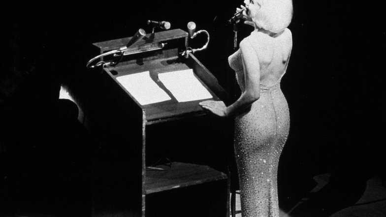 Slide image for gallery: 6450 | Роковое «голое» платье Мэрилин Монро, в котором она исполнила «Happy birthday mister president»