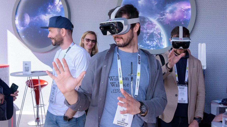 Человек в VR-очках Человек в VR-очках