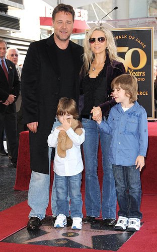 Открытие звезды Рассела Кроу на Аллее Славы в Голливуде. С женой Дэниэль и сыновьями. Лос-Анджелес, 2010 год