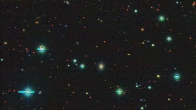 Изображение галактики из глубокого космоса, где сверхновая осветила небо.
