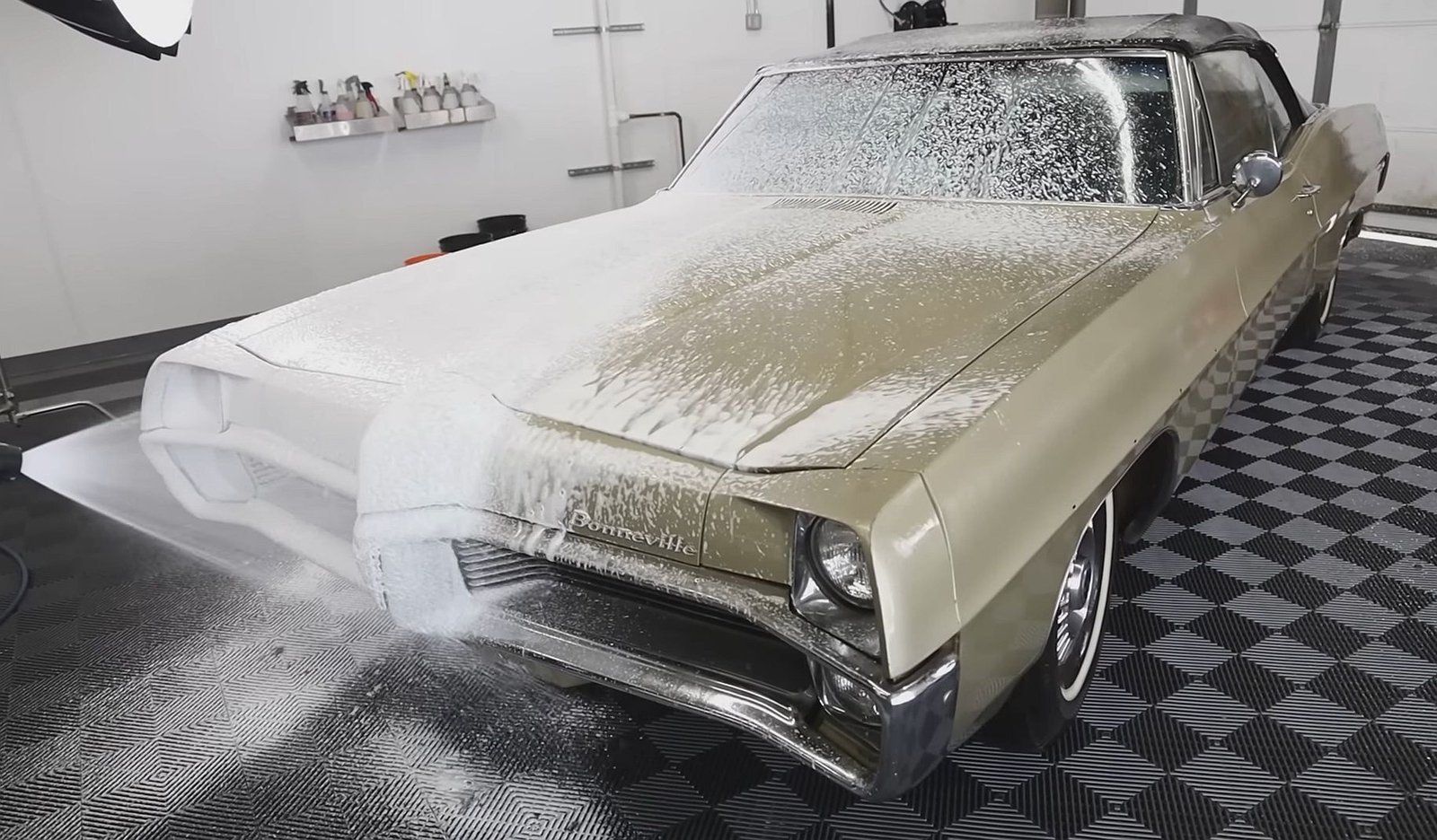 Старый Pontiac помыли впервые за 40 лет — он как новый