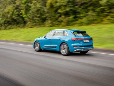 slide image for gallery: 26565 | Audi e-tron динамика