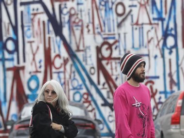 Slide image for gallery: 12157 | Джаред Лето в ярко-розовом свитшоте сходил с мамой на ланч