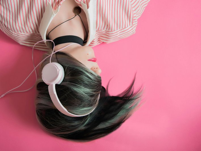 Любительница засыпать с музыкой в наушниках потеряла слух