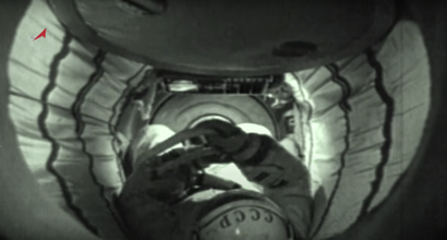 Переход по шлюзовой камере внутри корабля. Фото: скриншот из видео с Youtube-канала «Роскосмос»