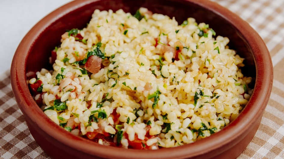 Тарелка птитима с курицей стоит крупным планом Тарелка птитима с курицей стоит крупным планом