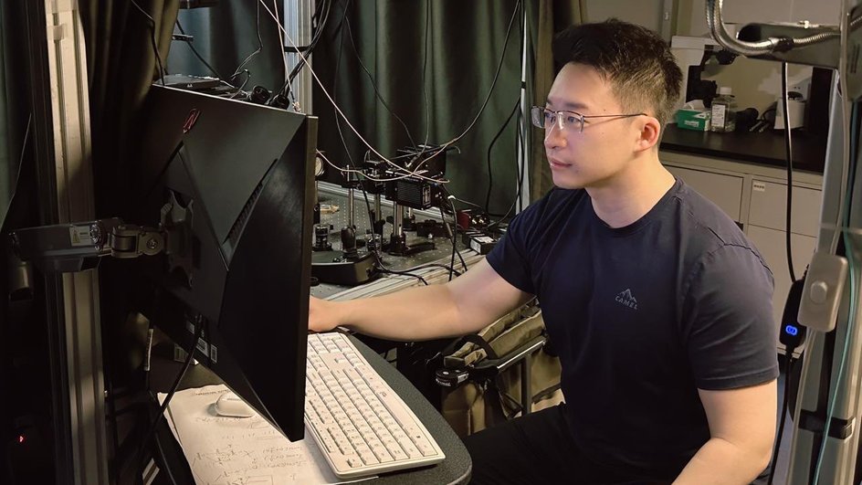Руководитель проекта с Китайской стороны Д-р Dongyu Li (Донгюй Ли) за работой Руководитель проекта с Китайской стороны Д-р Dongyu Li (Донгюй Ли) за работой