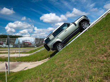 slide image for gallery: 27035 | Land Rover Defender Exterior