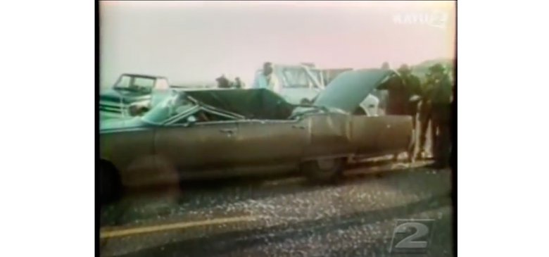 Еще один кадр из того самого телерепортажа. Раздавленная куском кита машина Аменхофера. Фото: скриншот из видео с YouTube-канала KATU News