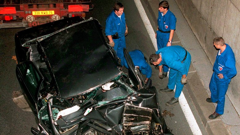 Полицейские возле Mercedes S280 после аварии, в которой разбилась принцесса Диана, 31 августа 1997 года