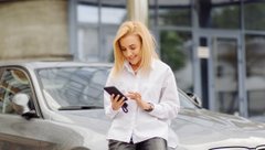 Девушка сидит на капоте автомобиля