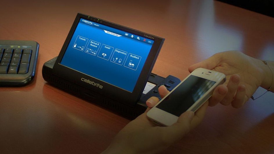 Терминал Cellebrite. К этому прибору подключают смартфон, и специальное ПО получает доступ к системе.