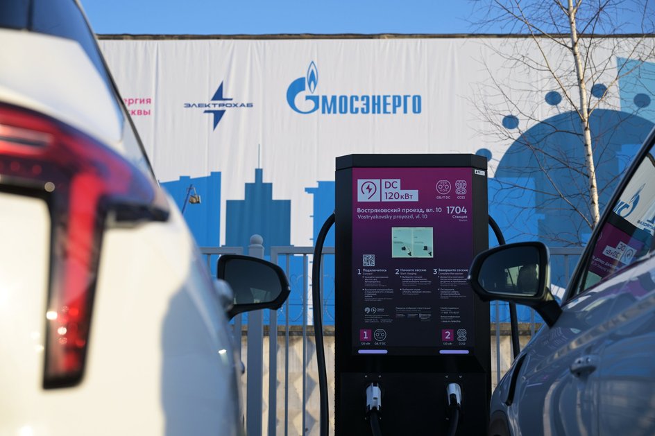 Элекромобили заряжаются в электрозарядном хабе "Южный" в Москве Элекромобили заряжаются в электрозарядном хабе "Южный" в Москве