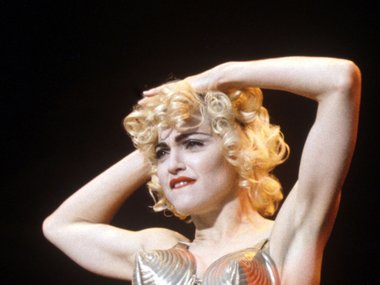 Slide image for gallery: 12365 | Тот самый легендарный наряд, сделанный специально для Мадонны и ее тура Blond Ambitions. Именно в его модификации — сверкающем корсете-боди бледно-розового цвета — она появилась на сцене в апреле 1990 года. По сей день он с