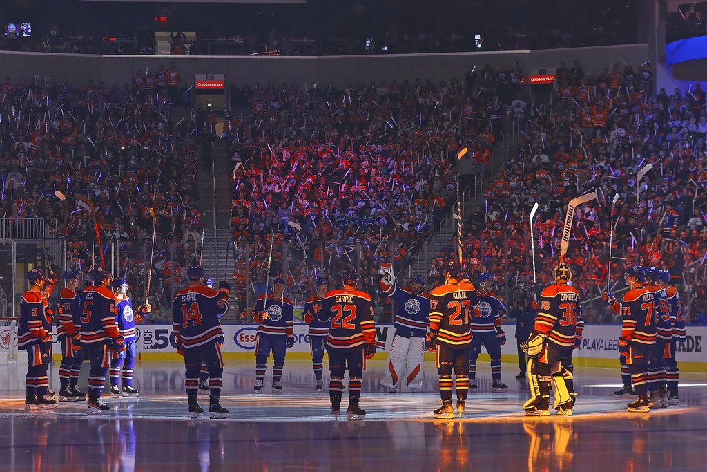 Болельщики «Эдмонтона» жёстко подрались между собой во время матча НХЛ. Видео