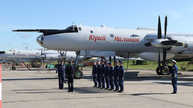 Летчики готовятся к праздничному параду в День ВВС России.