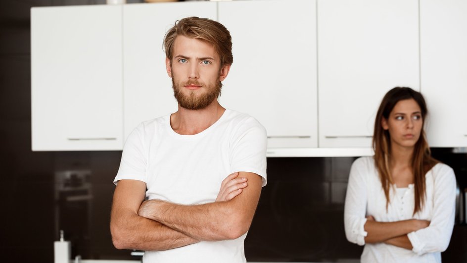 Парень и девушка стоят на фоне белого кухонного гарнитура