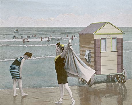 Девушки на пляже в купальниках около купальной машины, 1890 год