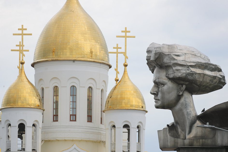 Иваново. Вид на памятник революционерке Ольге Генкиной и строящийся храм-памятник Вознесения Господня