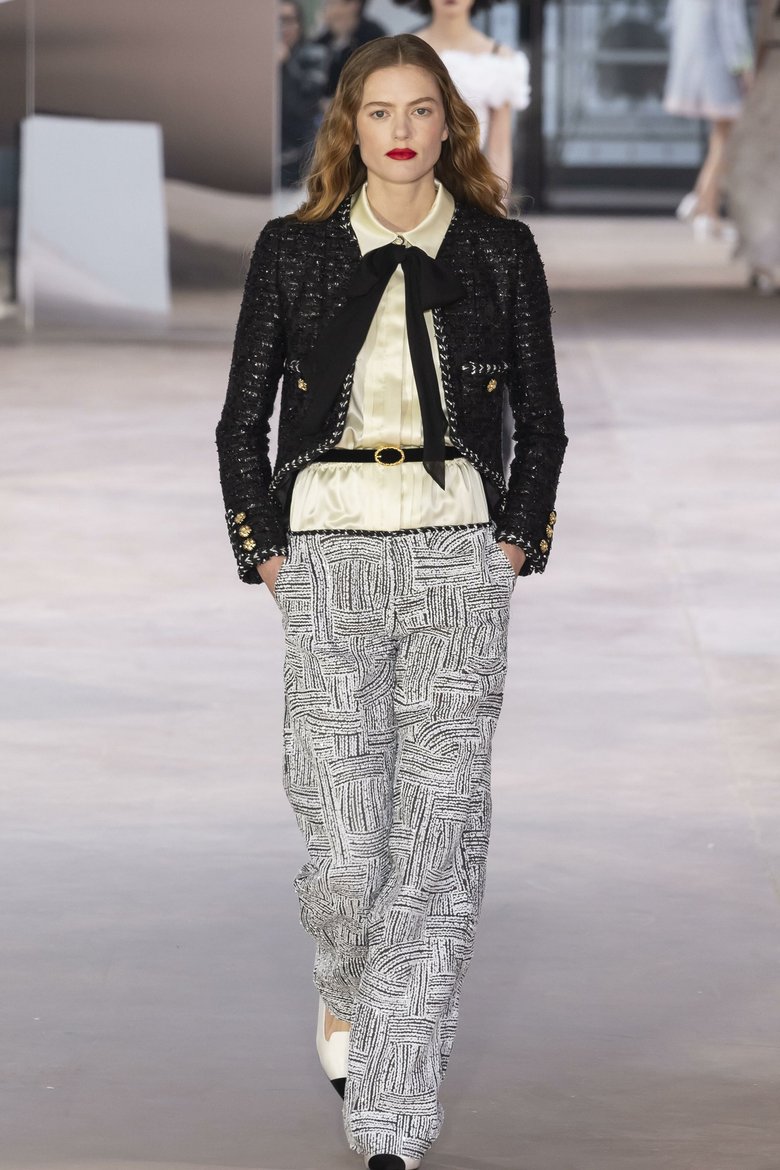 Показ Chanel на Неделе высокой моды 2025, где дизайнеры представили модные тренды весна лето 2025 Показ Chanel на Неделе высокой моды 2025, где дизайнеры представили модные тренды весна лето 2025