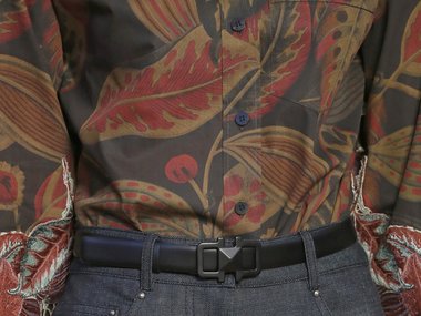 Slide image for gallery: 14350 | Аксессуар, кстати, тоже все еще недооценен — правильный ремень сделает образ более стильным, даже если его добавить на джинсы или брюки, которые, казалось бы, прекрасно сидят и без него. Фото: legion-media.ru