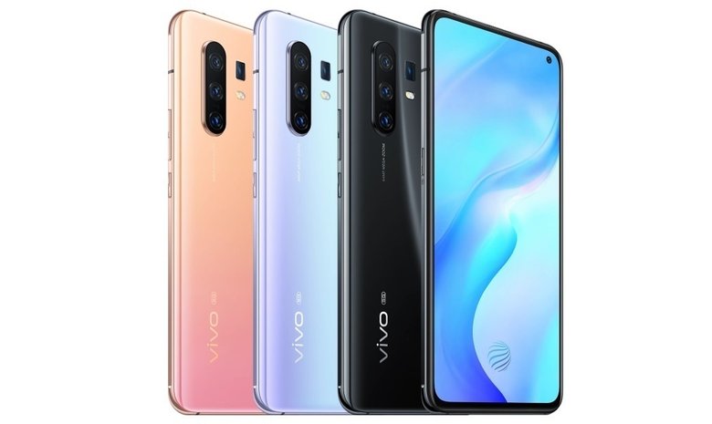 На фото показан Vivo X30 Pro, младший смартфон выглядит так же, только без четвертой камеры