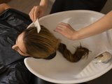Краска для волос окрашивание в салоне умывальник раковина Краска для волос окрашивание в салоне умывальник раковина