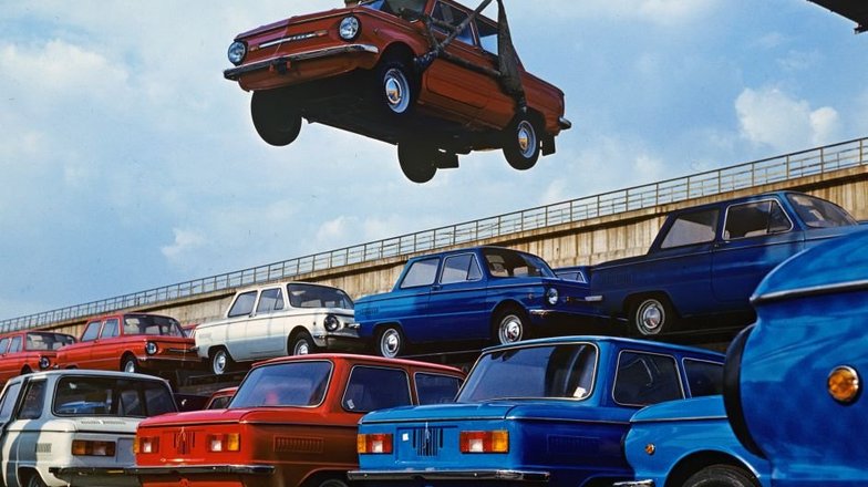Именно в городе Запорожье, на автомобильном заводе «Коммунар» выпускались известные машины «Запорожец». Эти небольшие автомобили можно было встретить на дорогах вплоть до 90-х годов прошлого века.