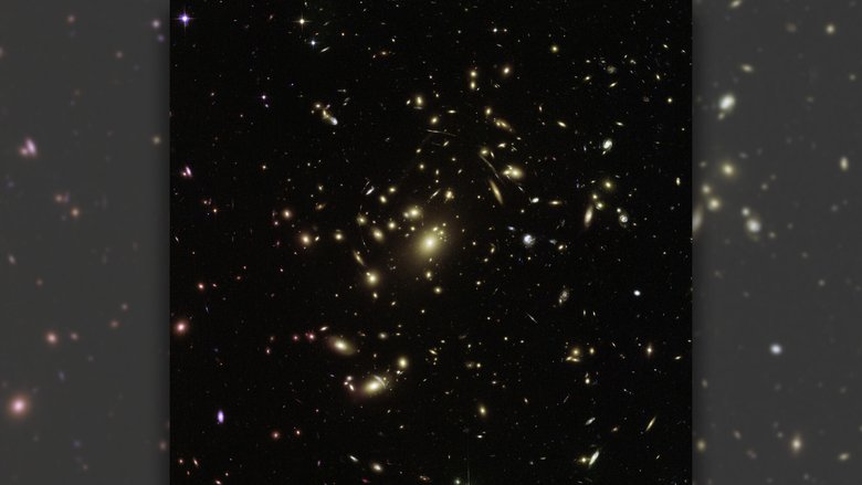 Фотография галактического скопления, сделанная телескопом «Хаббл». Фото: NASA