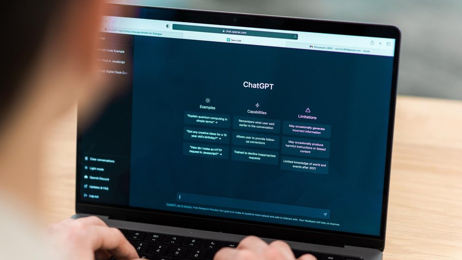 ChatGPT на ноутбуке ChatGPT на ноутбуке