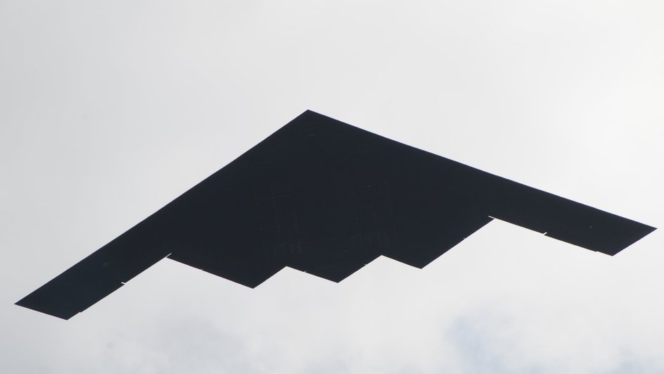 Бомбардировщик Northrop B-2 Spirit на фоне неба Бомбардировщик Northrop B-2 Spirit на фоне неба