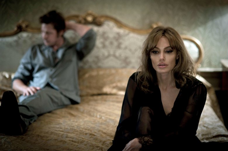 Кадр из фильма Джоли «Лазурный берег», где актеры играют семейную пару с проблемами в отношениях