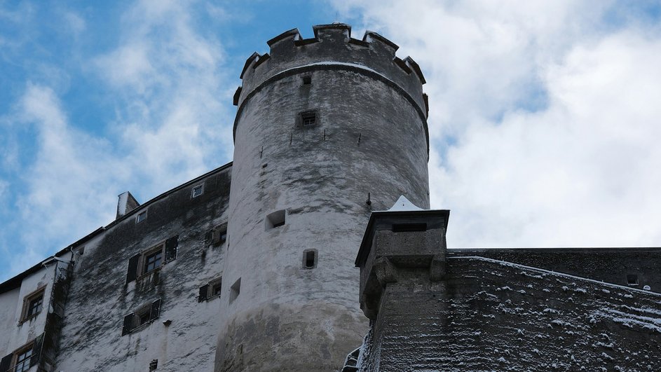 Старинная крепостная башня Старинная крепостная башня