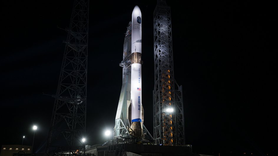 Ракета New Glenn на стартовой площадке Ракета New Glenn на стартовой площадке