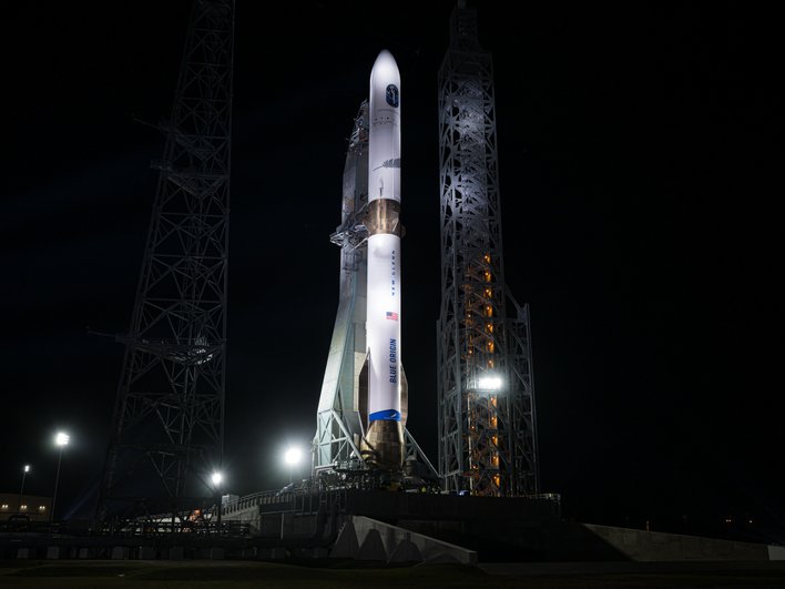 Ракета New Glenn на стартовой площадке Ракета New Glenn на стартовой площадке