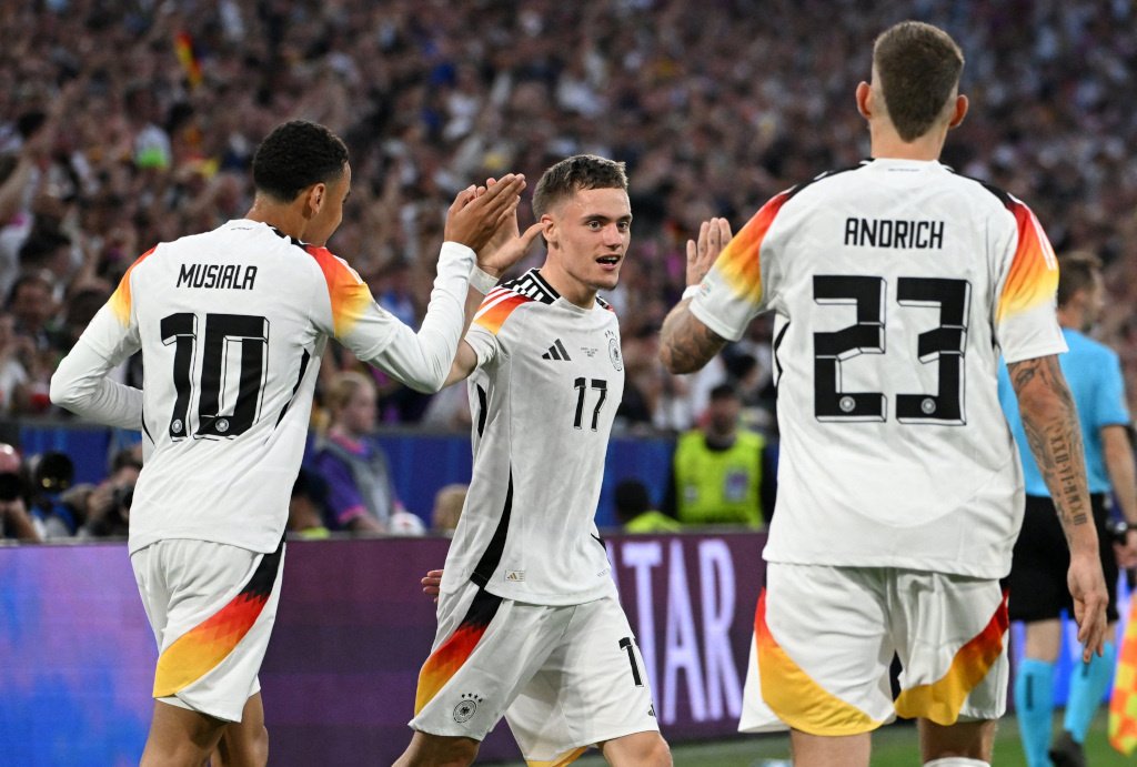 Игрокам сборной Германии запретят приглашать жен и девушек до конца Евро