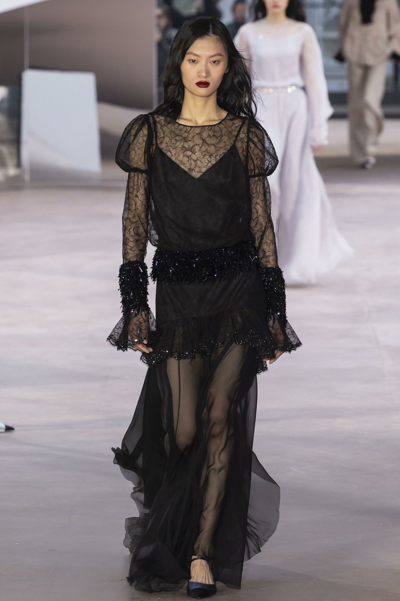 Показ Chanel на Неделе высокой моды 2025, где дизайнеры представили модные тренды весна лето 2025 Показ Chanel на Неделе высокой моды 2025, где дизайнеры представили модные тренды весна лето 2025