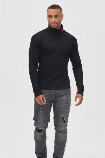 Мужчина в одежде Torae Black Мужчина в одежде Torae Black