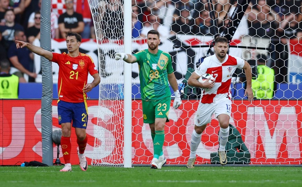 Вратарь сборной Испании играет на Евро-2024 с травмой запястья