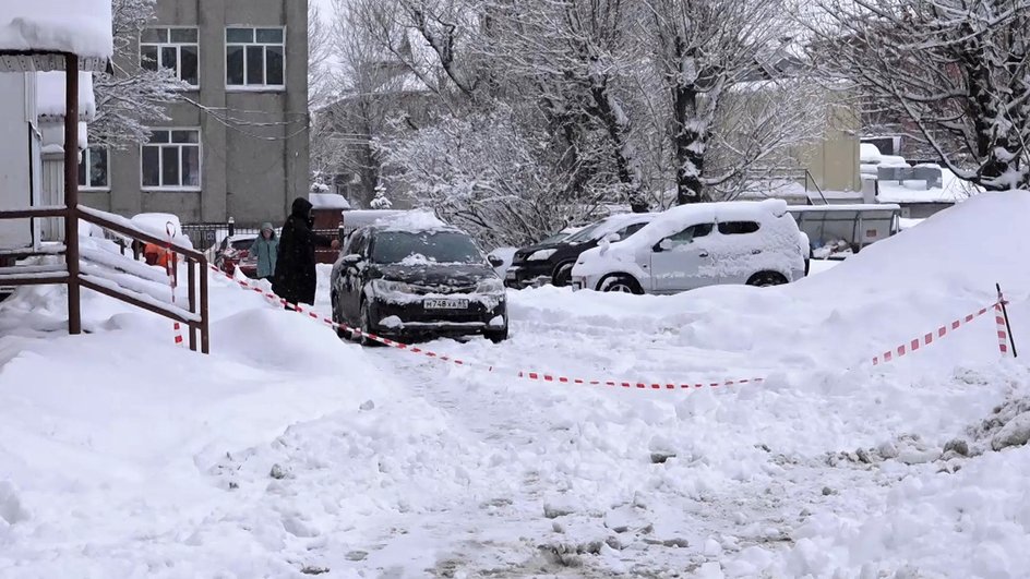 Снежные завалы во дворе дома