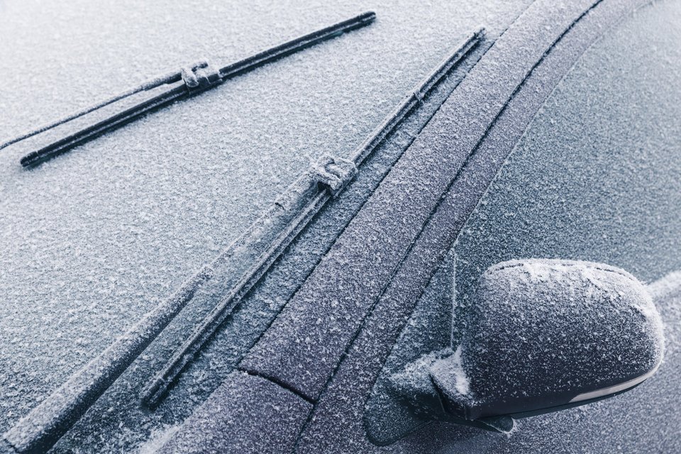 Приближаться холод. Car Wiper raised in Winter.