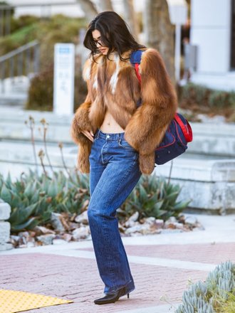 Катя Осадчая показала модный способ носить широкие джинсы весной 2023 года: фото