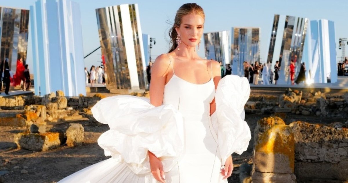 Rosie Huntington-Whiteley stole the present on the D&G present in a ‘wedding ceremony costume’