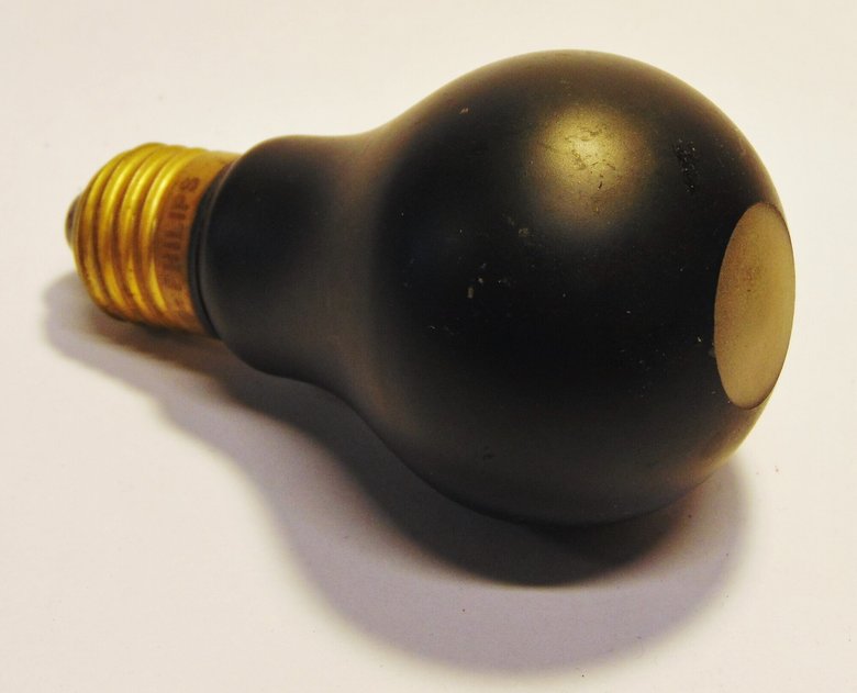Черная лампочка Philips / Wikimedia, RenseNBM, CC BY-SA 4.0
