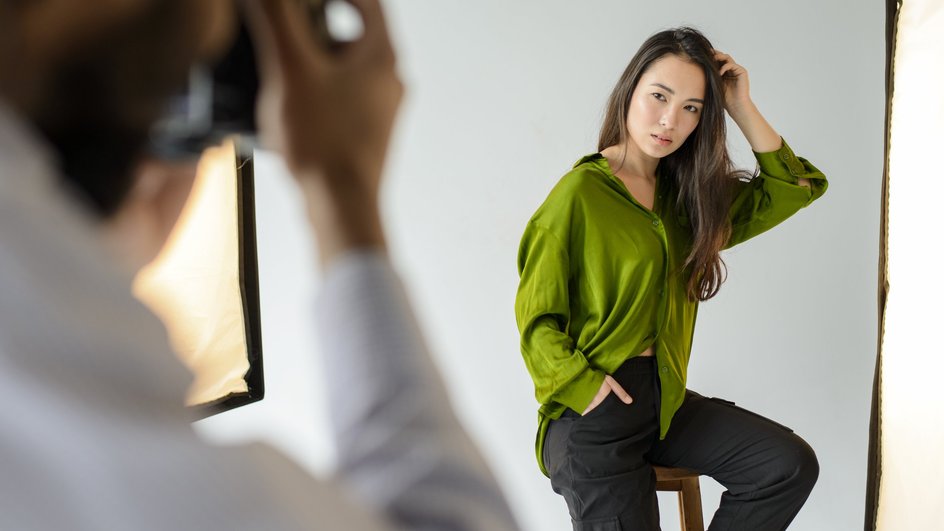 Девушка на фотосесси в студии Девушка на фотосесси в студии