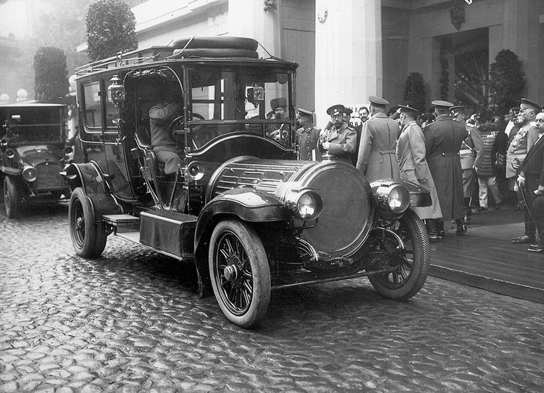 Delaunay-Belleville был основным автомобилем императора Николая II, но Владимира Ленина возил буквально неделю — пока не стал жертвой вооружённого налёта. Кузов работы французских мастеров петербургские «каретники» восстановить не смогли