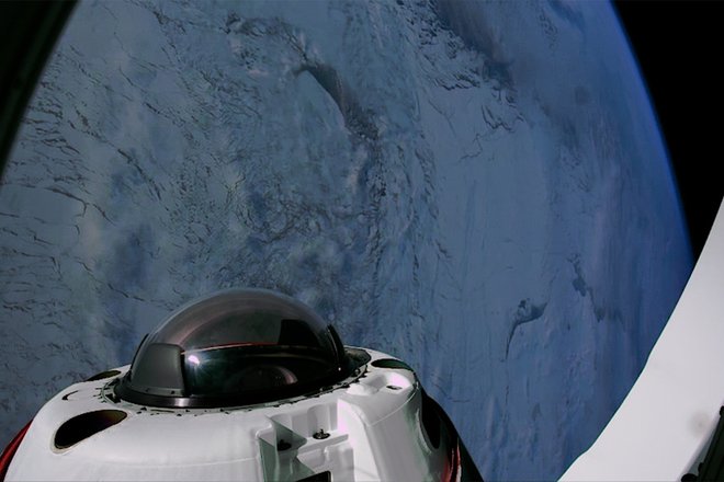 Один из снимков Земли через купол корабля Crew Dragon Resilience Один из снимков Земли через купол корабля Crew Dragon Resilience