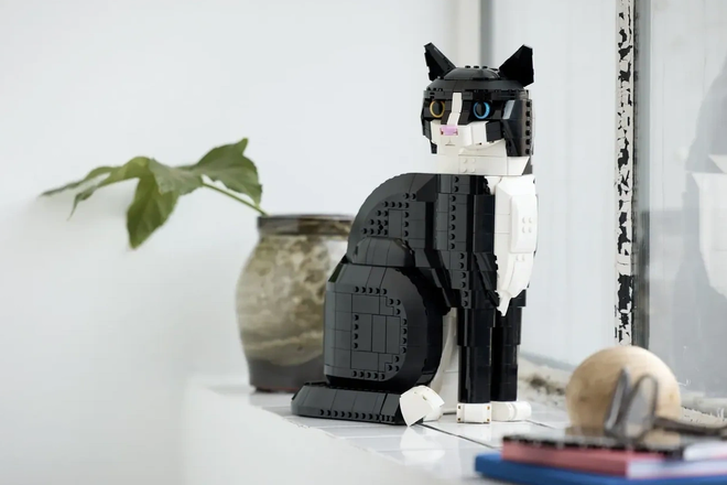 Tuxedo Cat. Фото: thebrickfan.com