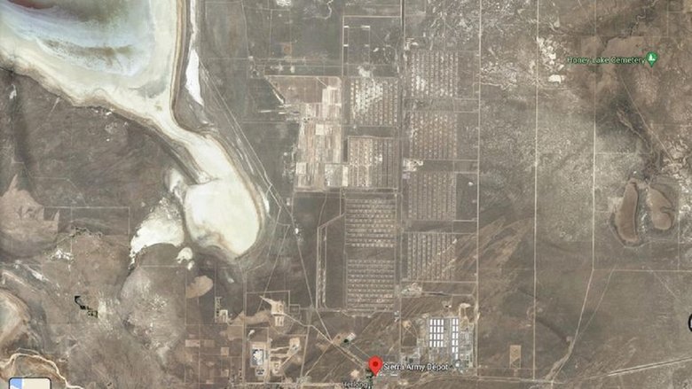 Расположенный на краю высохшего озера армейский склад «Сьерра» (Северная Калифорния) является домом для тысяч неиспользованных танков и боевых бронированных машин, хранящихся в сотнях бункеров. Фото: Google Maps